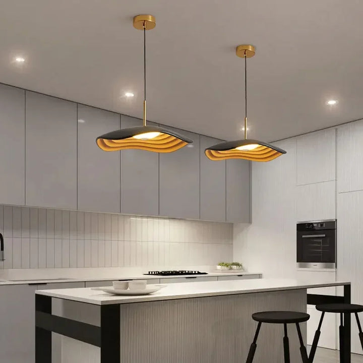 Suspension moderne design ondulé cuisine îlot

