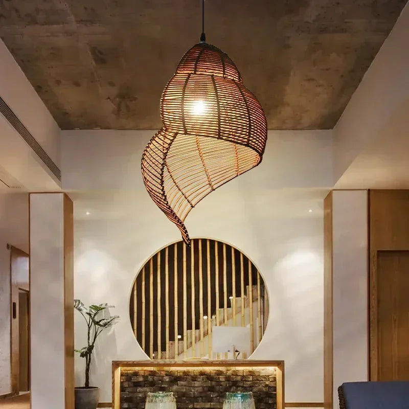 Suspension Luminaire En Bambou Et Rotin En Forme De Bigorneau Naturel