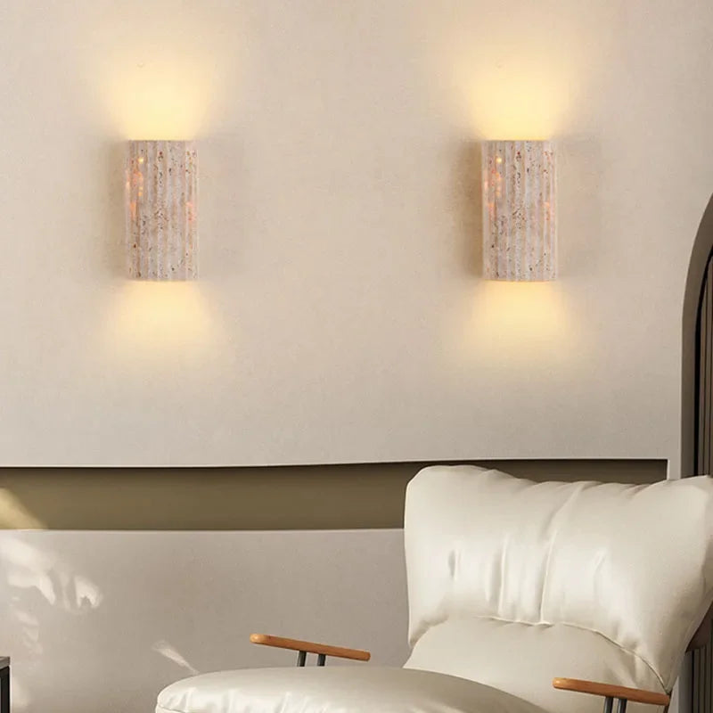 Applique murale beige avec une texture de pierre

