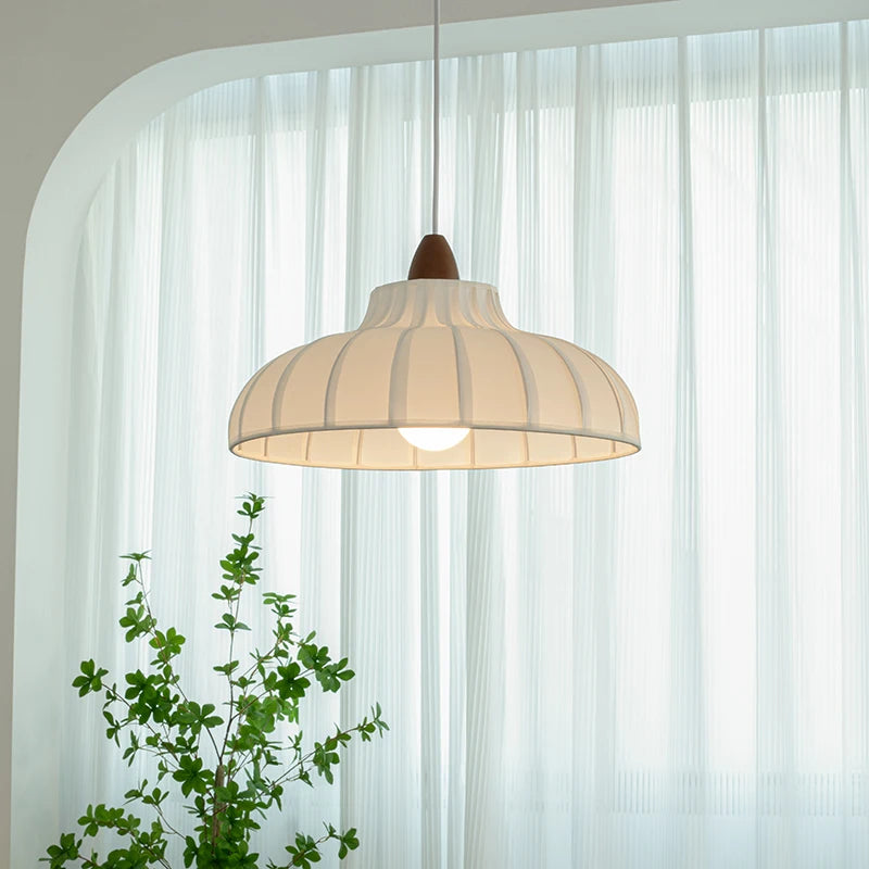 Suspension blanche plissée style scandinave avec détail bois élégant