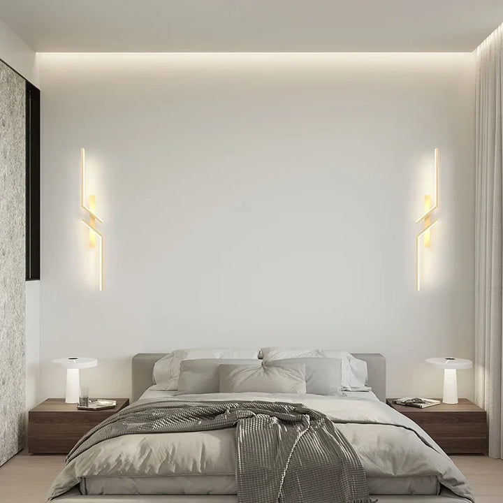 Applique murale LED dorée au design courbé

