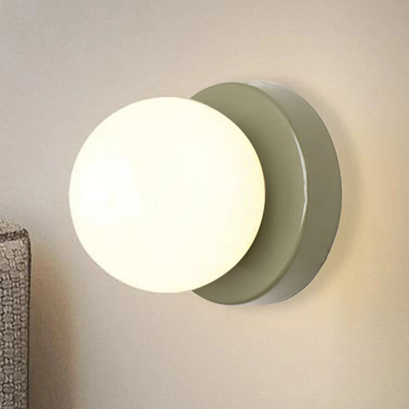 Applique murale boule blanche avec support coloré


