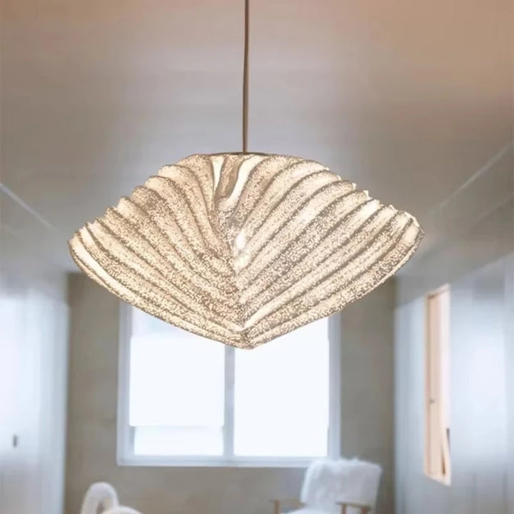 Suspension blanche plissée forme coquillage style moderne

