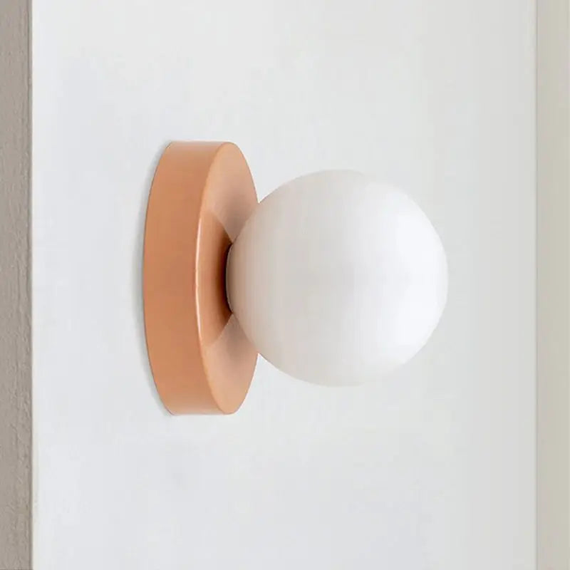 Applique murale boule blanche avec support coloré

