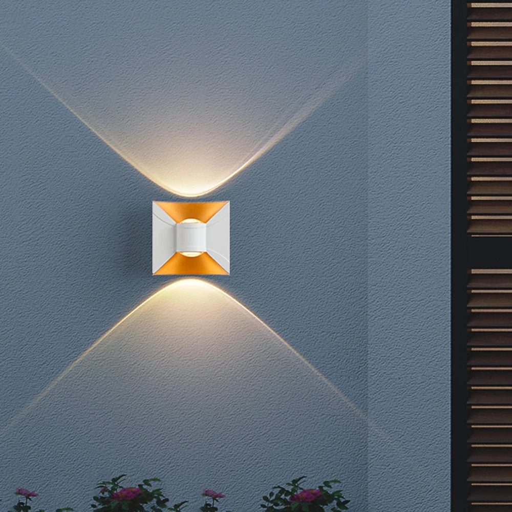 Petite Applique Murale Extérieur Aluminium Incurvée