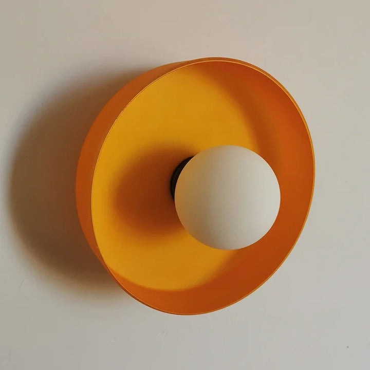 Applique murale ronde en verre avec une boule blanche

