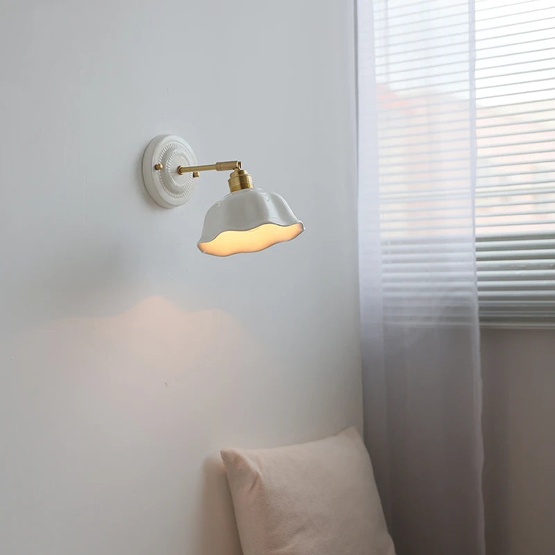 Petite applique murale blanche à l'effet céramique

