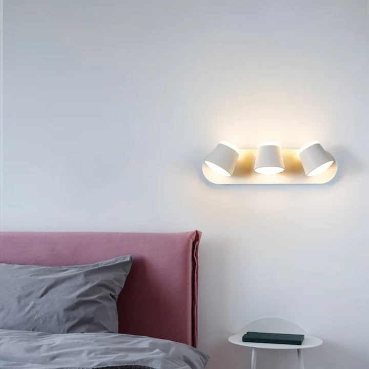 Applique murale blanche à trois abats jours pour tête de lit

