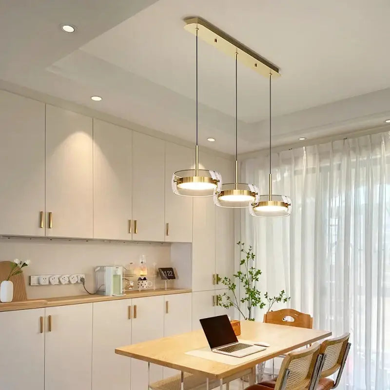 Suspension luminaire doré avec 3 têtes à LED au design moderne

