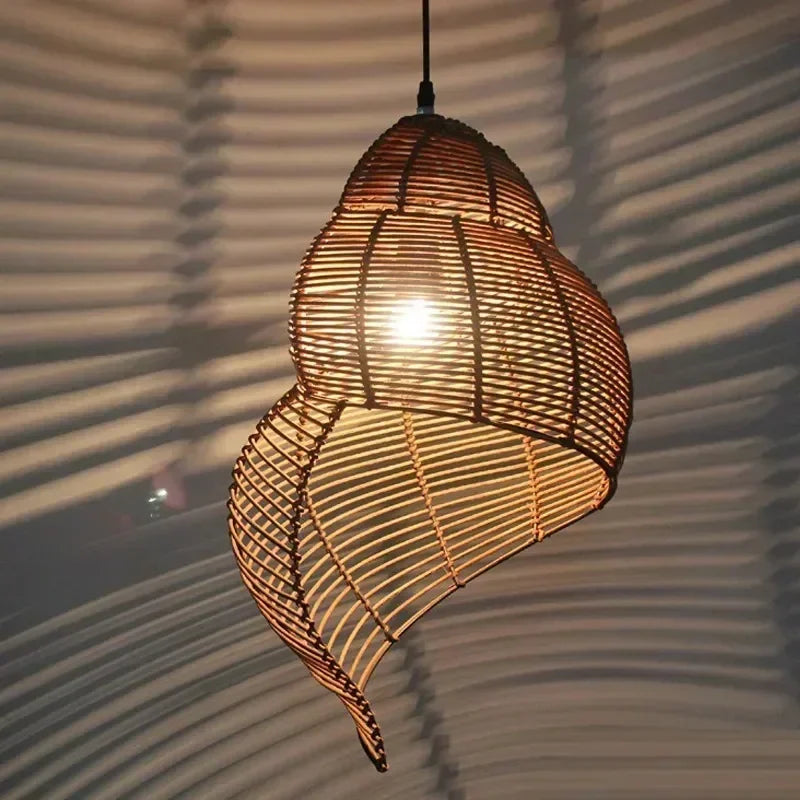 Suspension Luminaire En Bambou Et Rotin En Forme De Bigorneau Naturel
