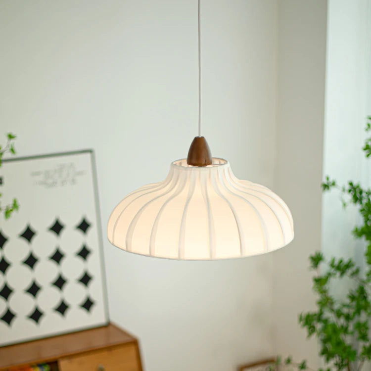 Suspension blanche plissée style scandinave avec détail bois élégant