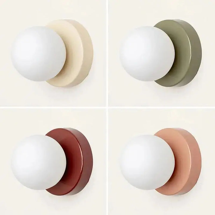 Applique murale boule blanche avec support coloré

