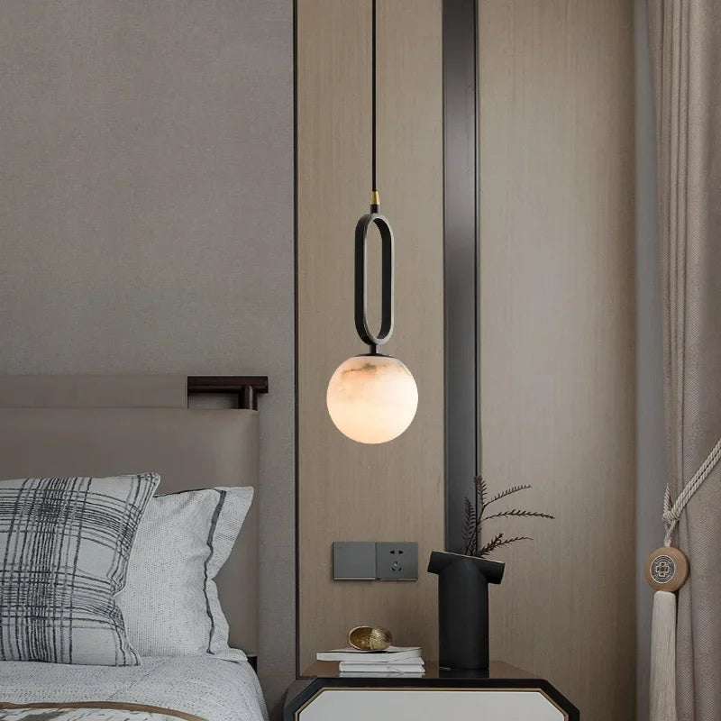 Suspension Globe Marbre Blanc et Anneau Noir Design Moderne Élégant