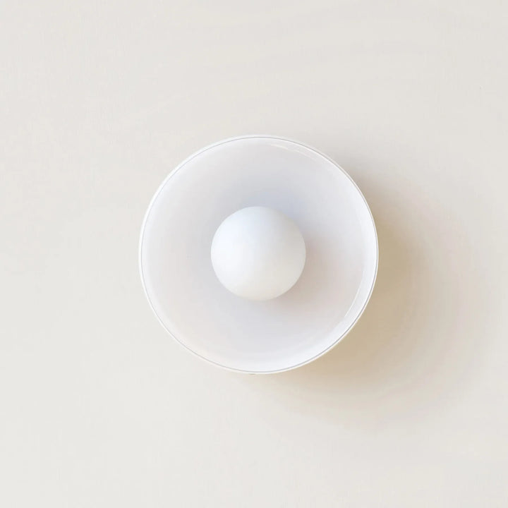 Applique murale ronde en verre avec une boule blanche

