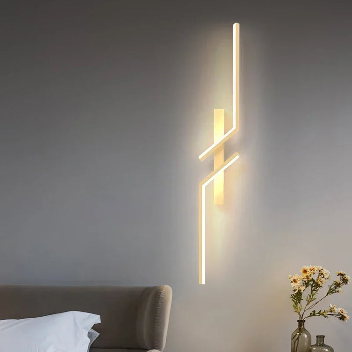 Applique murale LED dorée au design courbé

