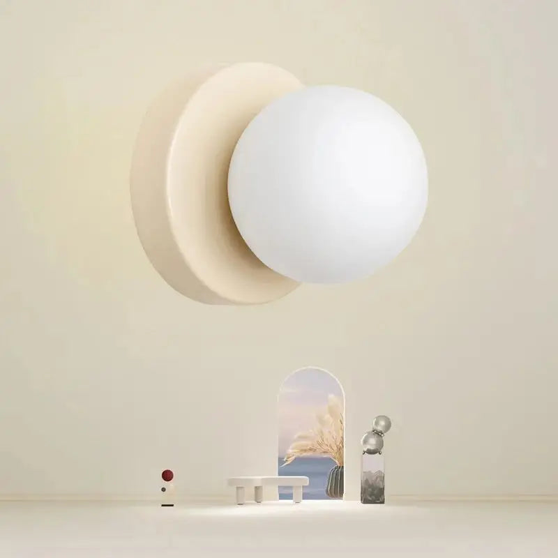 Applique murale boule blanche avec support coloré

