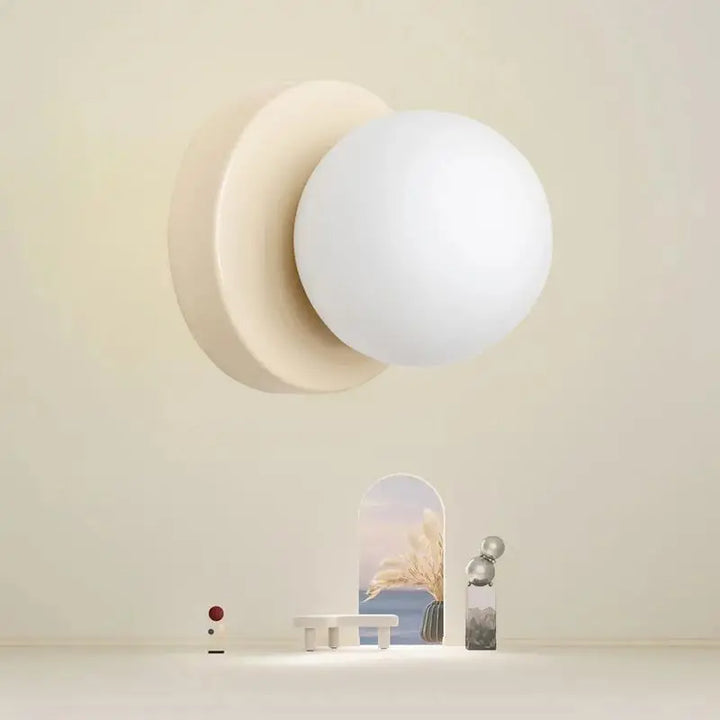 Applique murale boule blanche avec support coloré


