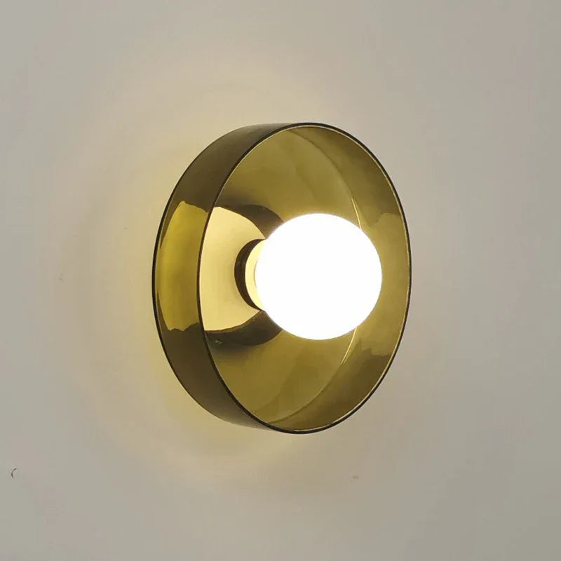 Applique murale ronde en verre avec une boule blanche

