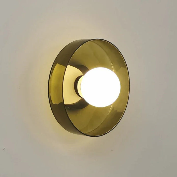 Applique murale ronde en verre avec une boule blanche

