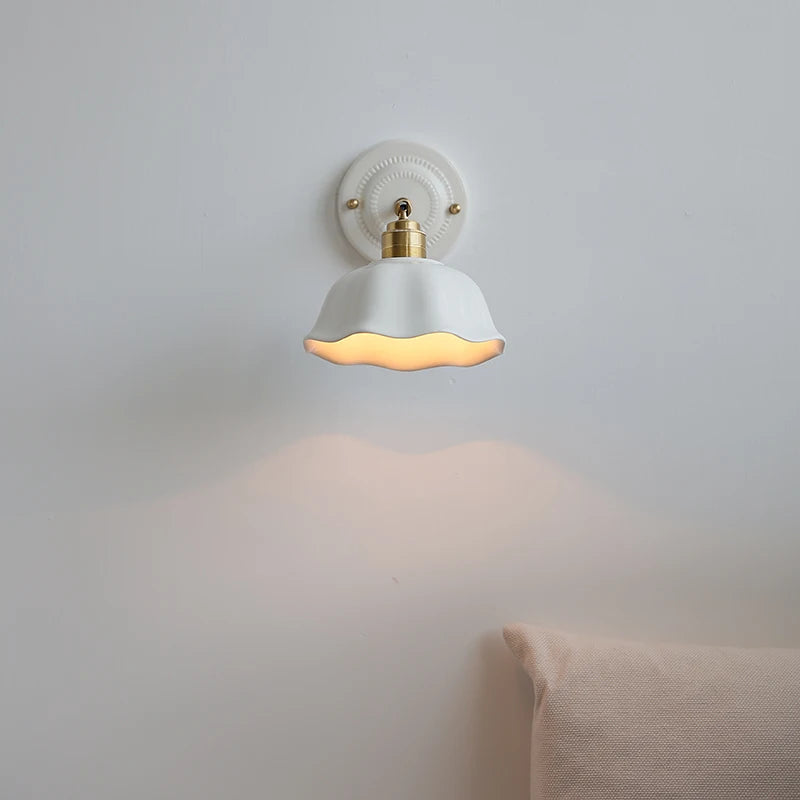 Petite applique murale blanche à l'effet céramique

