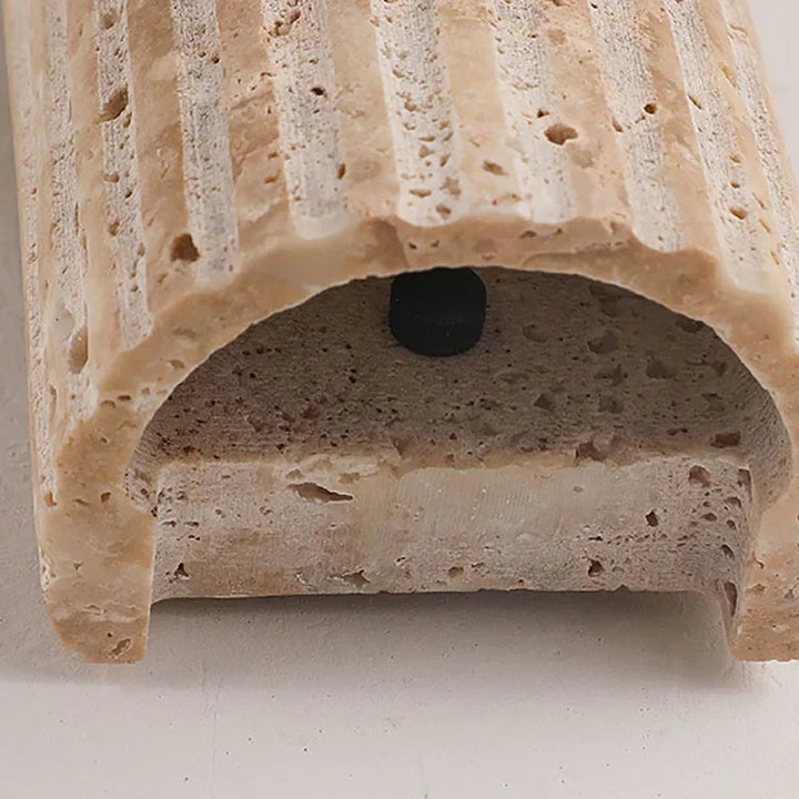 Applique murale beige avec une texture de pierre

