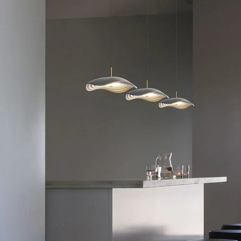 Suspension moderne design ondulé cuisine îlot

