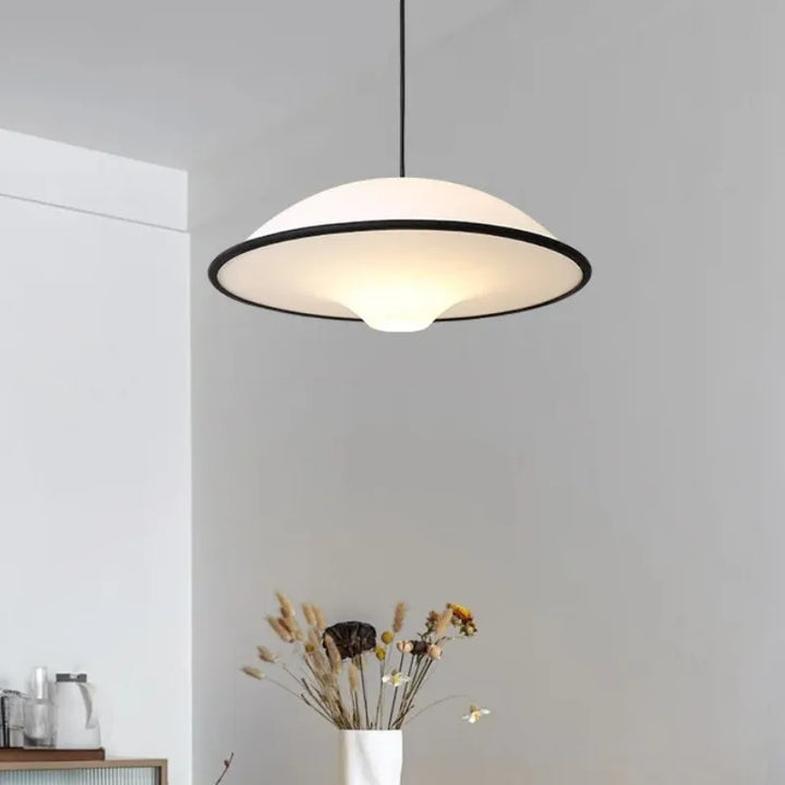 Suspension moderne blanche design épuré salle à manger

