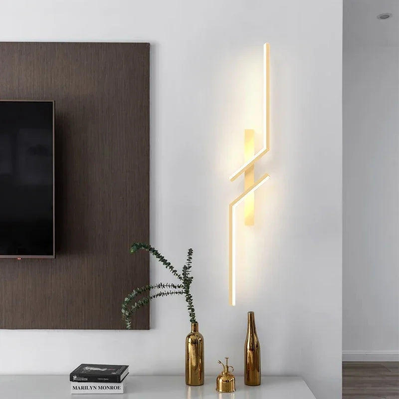 Applique murale LED dorée au design courbé

