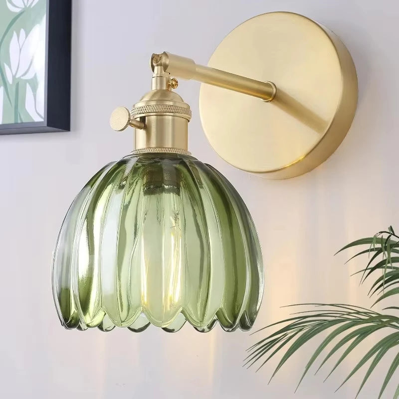 Applique murale dorée avec abat jour en verre vert

