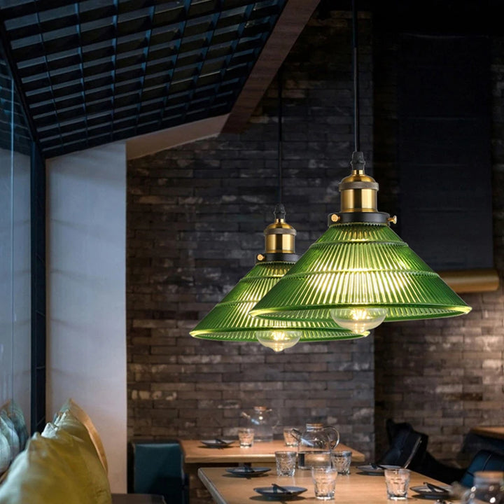 Suspension luminaire en verre de teinte vert pour cuisine vintage

