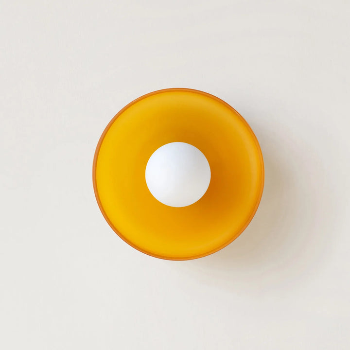 Applique murale ronde en verre avec une boule blanche

