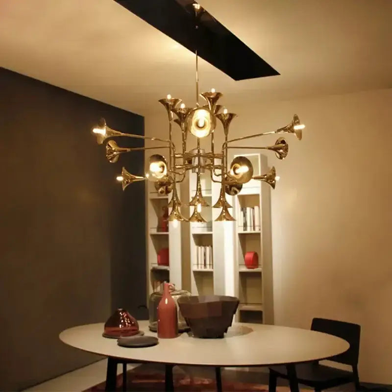 Suspension luminaire haut de gamme en trompettes dorées


