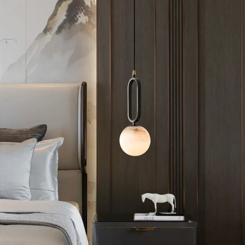 Suspension Globe Marbre Blanc et Anneau Noir Design Moderne Élégant