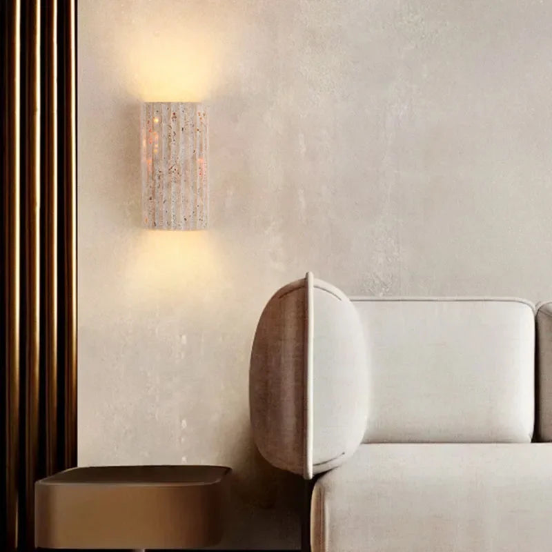 Applique murale beige avec une texture de pierre

