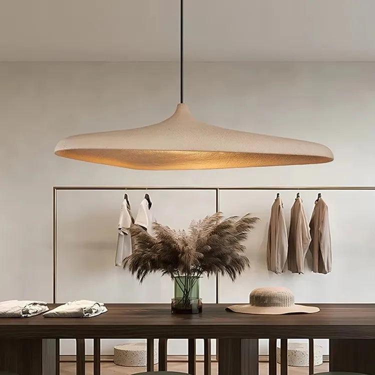 Suspension luminaire blanc crème au design original pour restaurant

