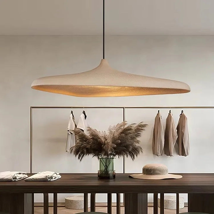 Suspension luminaire blanc crème au design original pour restaurant

