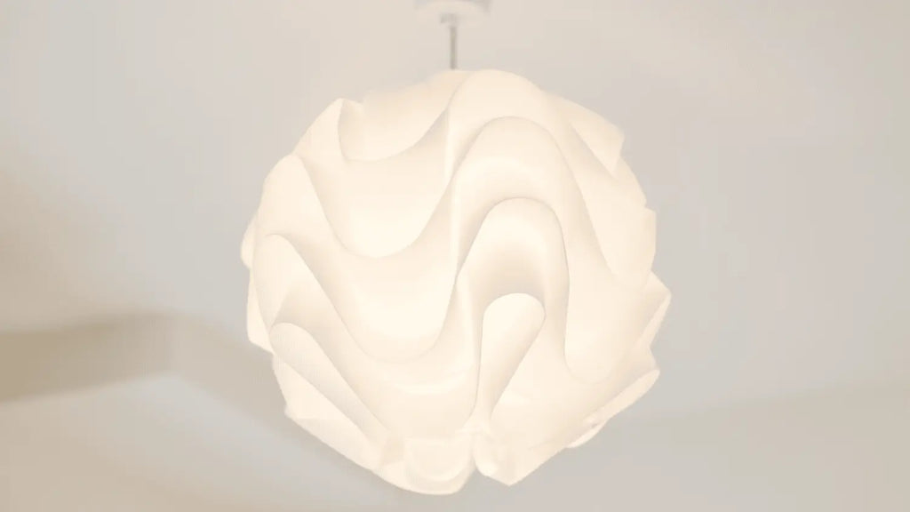 1. Quels matériaux sont utilisés pour les lustres art déco en métal chromé et verre sablé ?