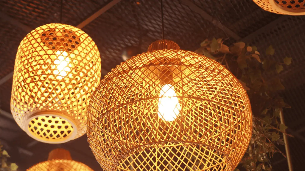 1. Quels avantages offre une suspension XXL en bois naturel pour les grands espaces ?