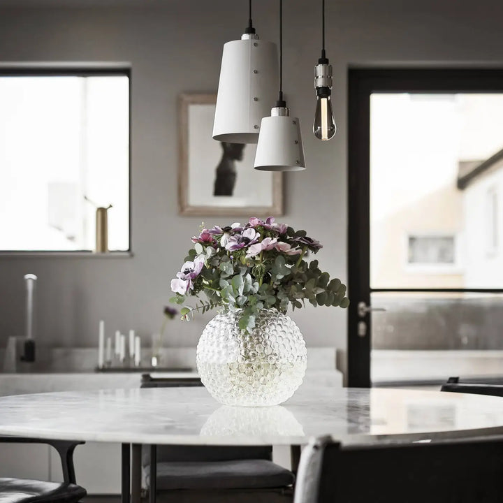 Abat-jour Hooked petit et grand modèles coloris pierre dans un intérieur