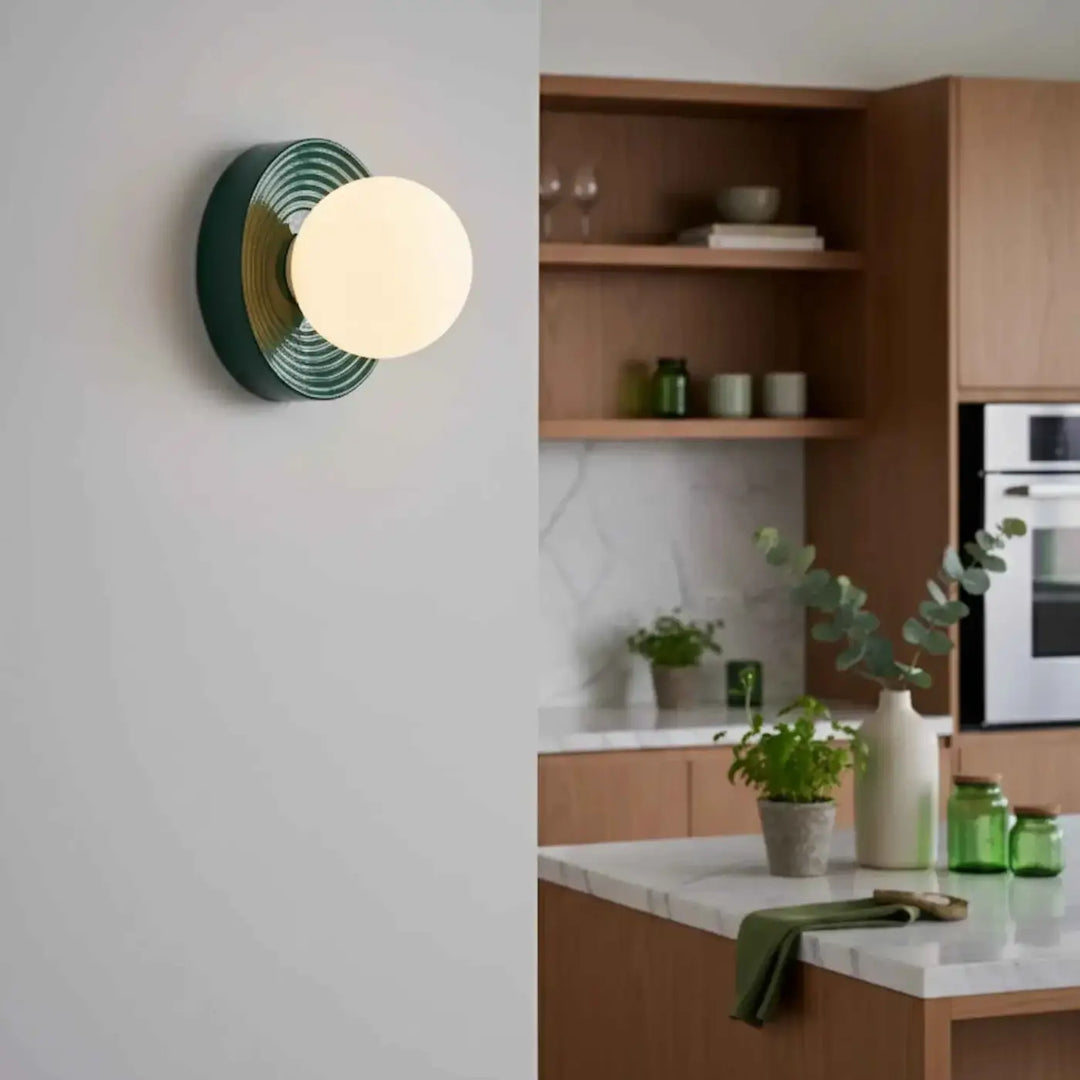Applique murale alicia moderne avec base circulaire vert mat à stries concentriques et globe diffusant blanc chaud