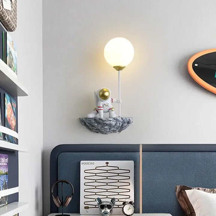 Applique astronaute design original avec lampe sphère