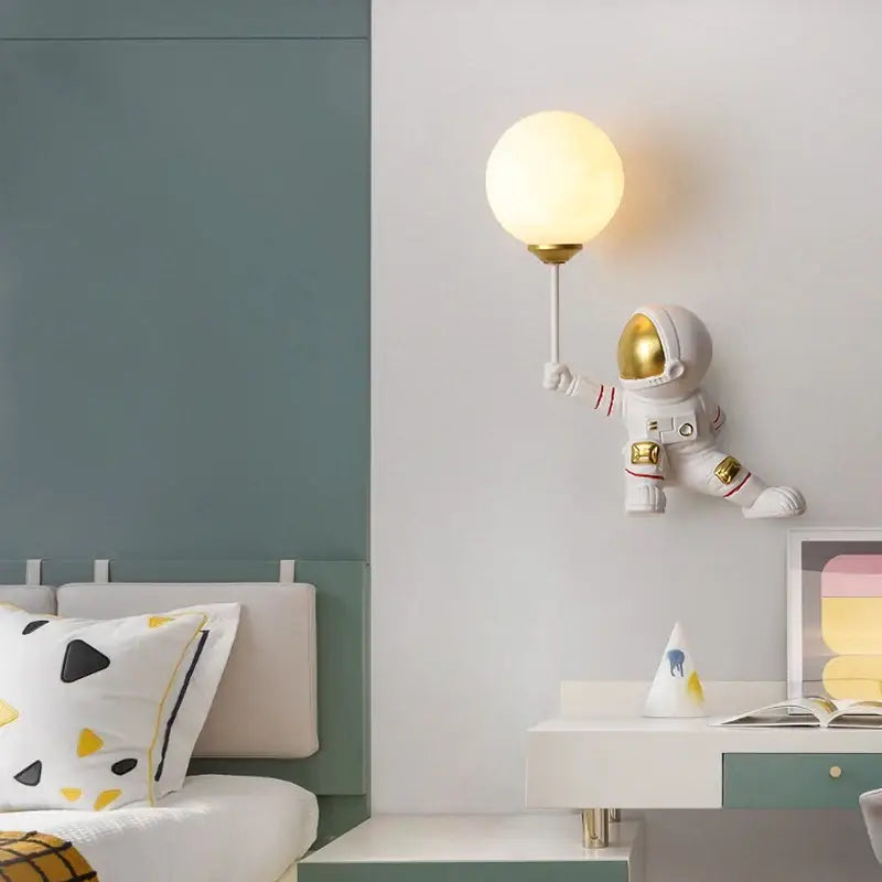 Applique astronaute design original avec lampe sphère