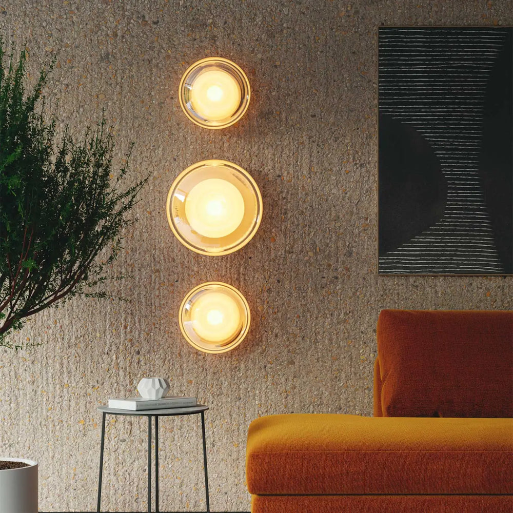 Applique murale bond avec verre superposés et lumière chaude style contemporain montée verticalement sur mur texturé