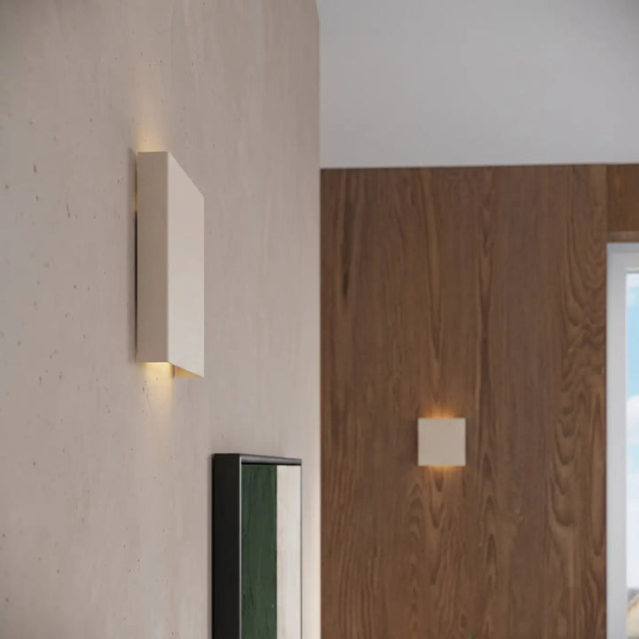Applique murale beige allumée, vue rapprochée