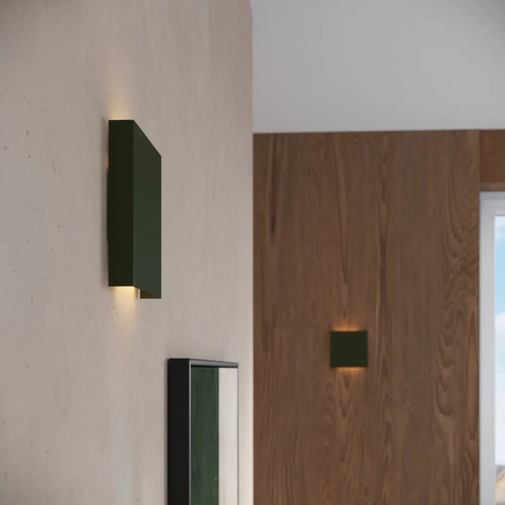 Applique murale vert olive allumée, vue rapprochée