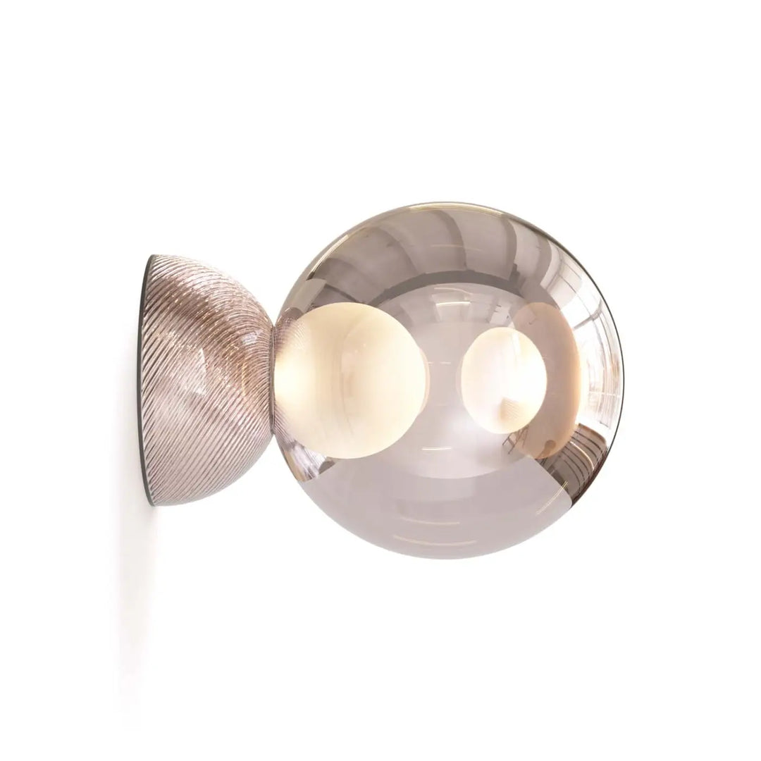 Applique murale charm avec globe mural en verre sablé fumé et base métallique brossée à deux ampoules chaleureuses