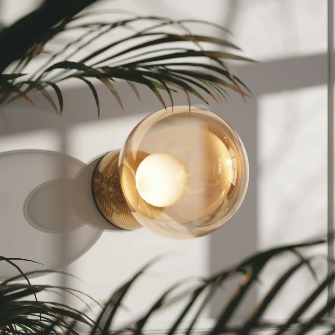 Applique murale charm avec globe mural en verre sablé chaud et base en laiton finition brass