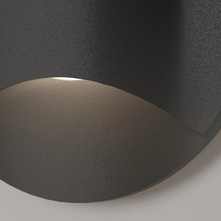 Applique encastrée biscotti gris foncé avec texture et design incurvé moderne pour un éclairage d’un seul côté