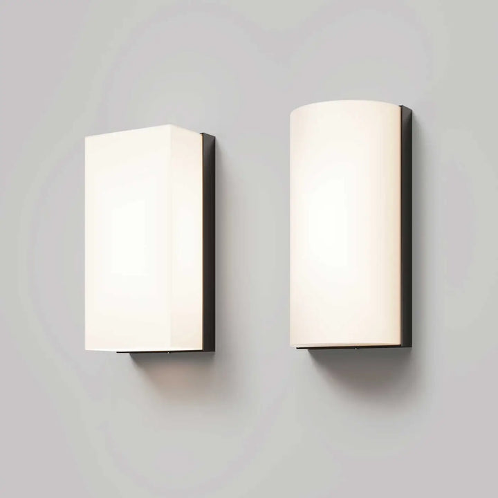 Deux appliques extérieure badd en aluminium graphite avec abat-jour en verre dépoli blanc et cadre en métal noir mat