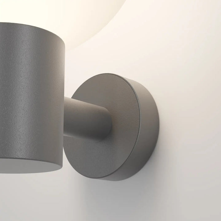 Applique extérieure boule opale en cylindre mat gris moderne avec design minimaliste offrant une lumière douce